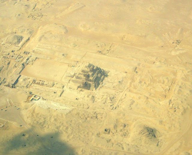 744px-Pyramiden_von_Sakkara